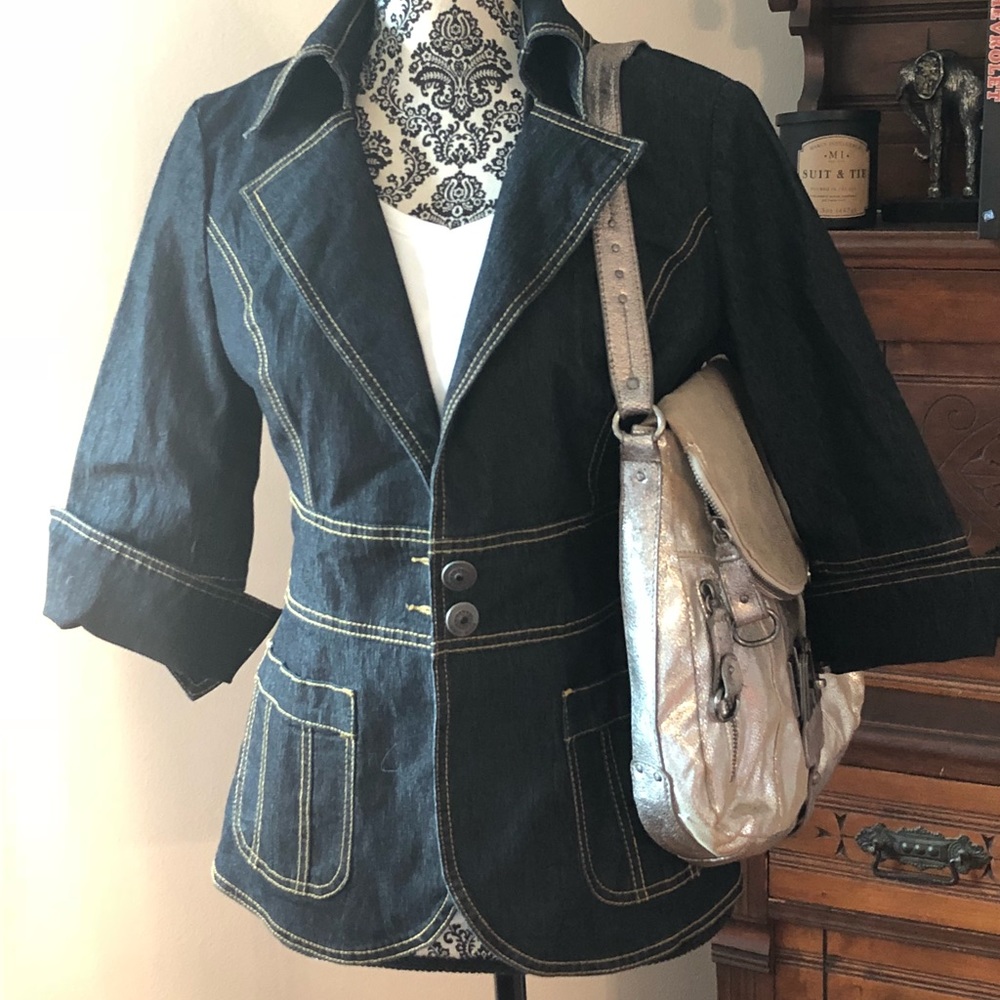Women’s cute yet classy denim jacket!